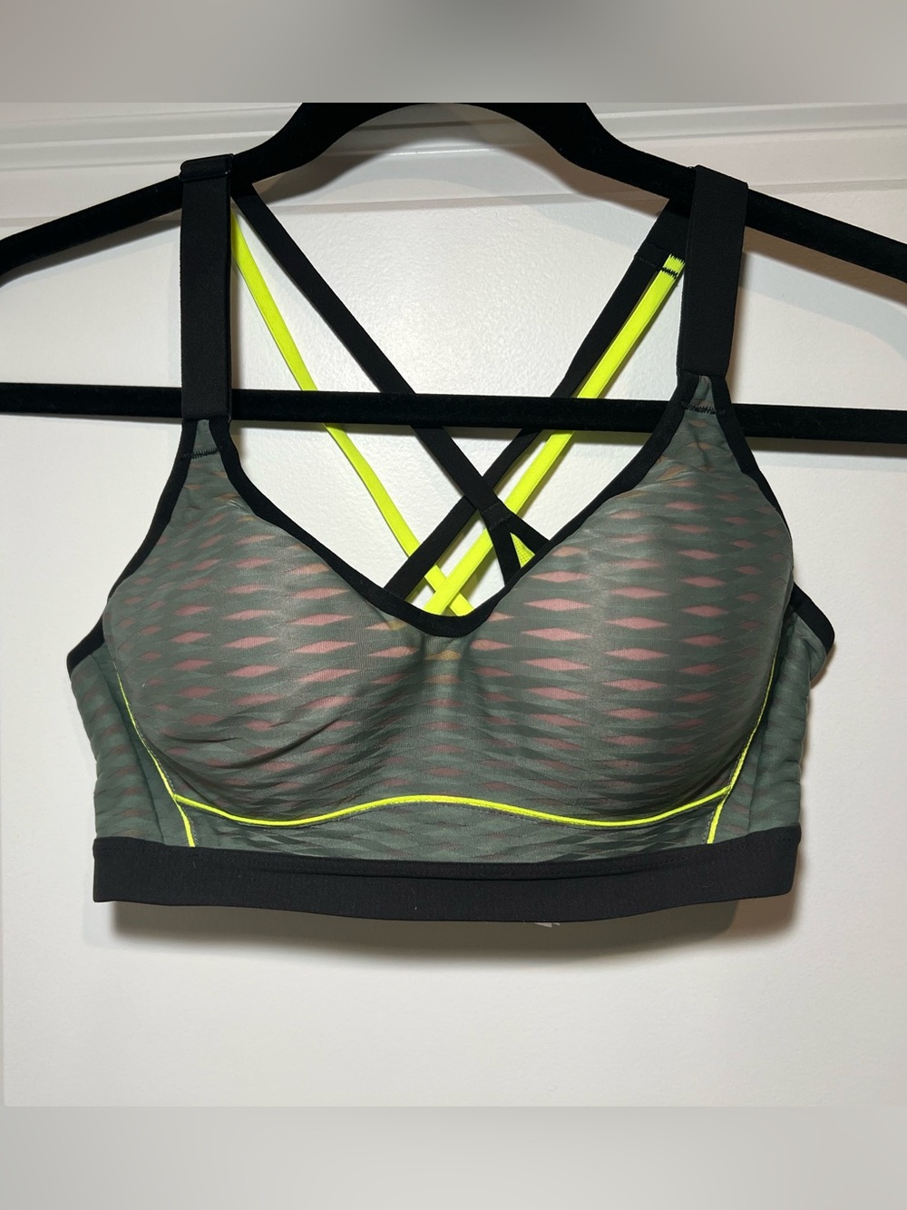 Victoria's Secret VSX Incredible Underwire Sports Bra in size 32C